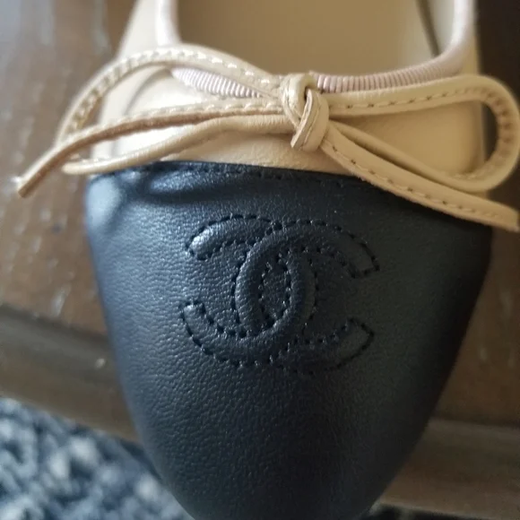 CHANEL Beige and Black Leather Cap-Toe Ballet Flats - Picture 5 of 15
